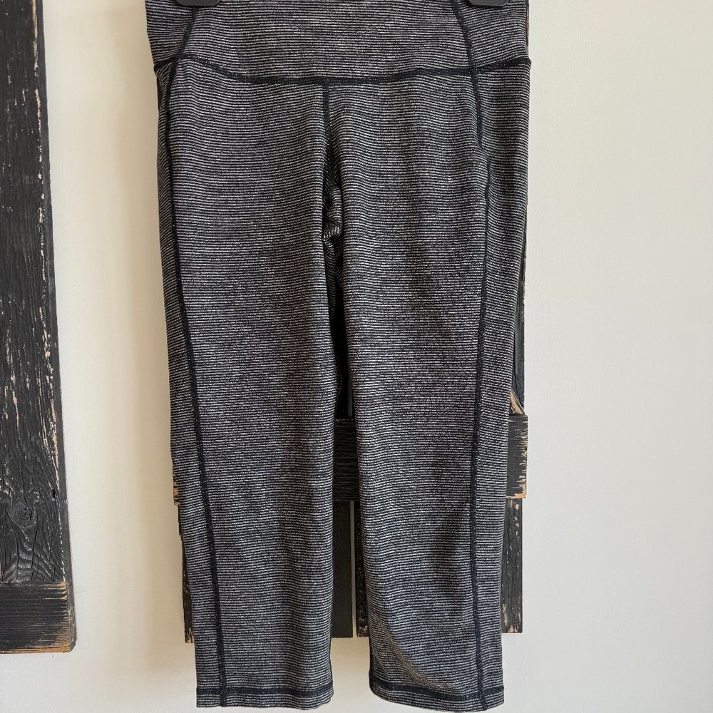 Old Navy Crop Leggings, Size Medium, Gray and Black Striped